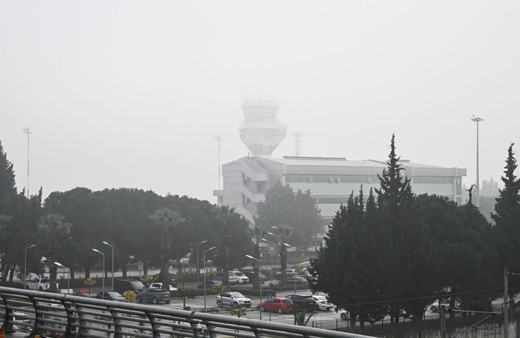 İzmir'de uçak seferlerine sis engeli!