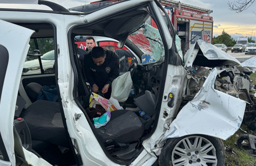 Aydınlatma direğine çarpan hafif ticari aracın sürücüsü öldü!