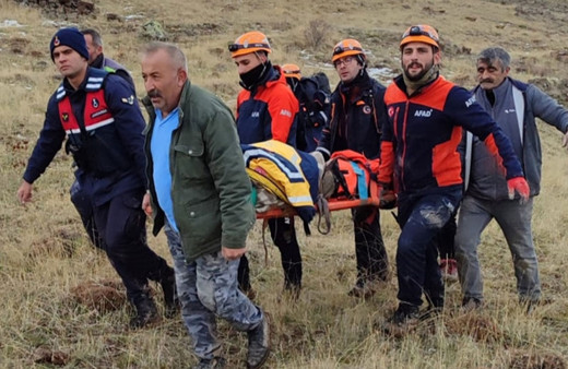 Dağda ayağı kırılan avcıyı jandarma ve AFAD ekipleri kurtardı!