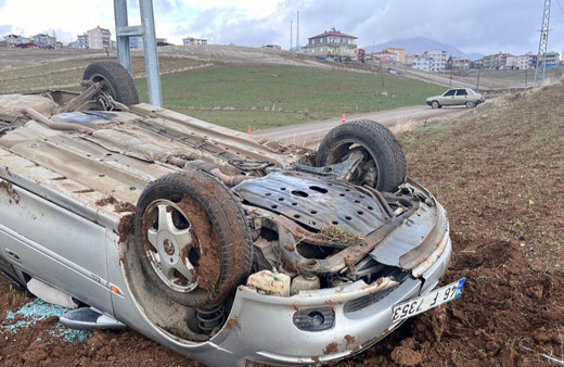 Adana'da devrilen otomobildeki karı koca yaralandı!