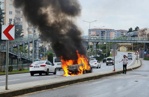 Seyir halindeyken alev alan otomobil yandı!