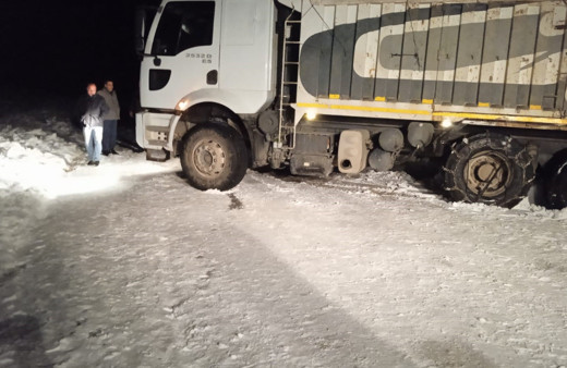 Muradiye'de kar nedeniyle yolda kalan araçlar kurtarıldı