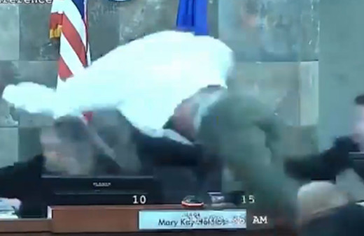 Talebi reddedilen sanık hakime saldırdı sandalyeden kürsüye böyle uçtu o anlar gündem oldu