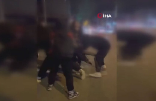 Kız öğrenciler saç saça baş başa kavga etti, arkadaşları izledi!