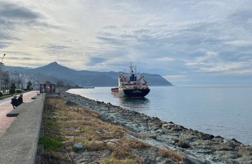 Hopa sahilinde karaya oturan geminin onarım çalışması 40 gündür sürüyor