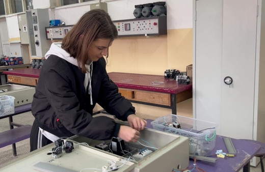 Okulun tek kız öğrencisi: "Kadınların her şeyi yapabileceğini gösteriyoruz"