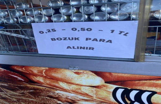 Bozuk para sıkıntısını yazı asarak çözmeye çalıştılar