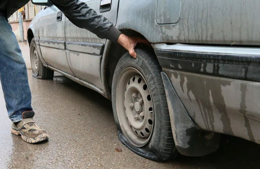Park halindeki 200 aracın lastikleri patlatıldı