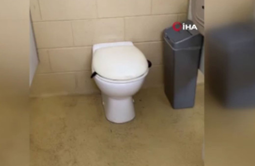 Tuvalette klozet kapağını kaldırdı dehşete düştü polis çağırdı