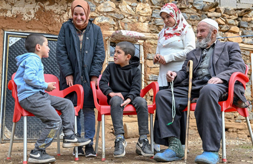 85 yaşında ikizleri oldu, şimdi 3. sınıfa gidiyorlar!