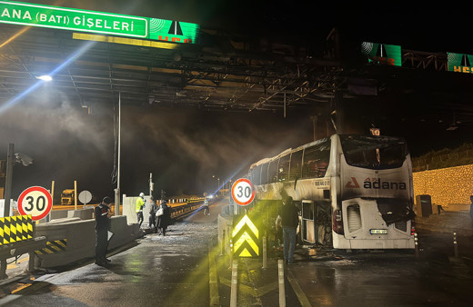 Adana'da faciadan dönüldü! Gişe bariyerine çarpan yolcu otobüsü alev alev yandı: 6 yaralı