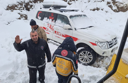 Kar nedeniyle köyde mahsur kalan hasta 2 saatlik çalışmayla hastaneye ulaştırıldı