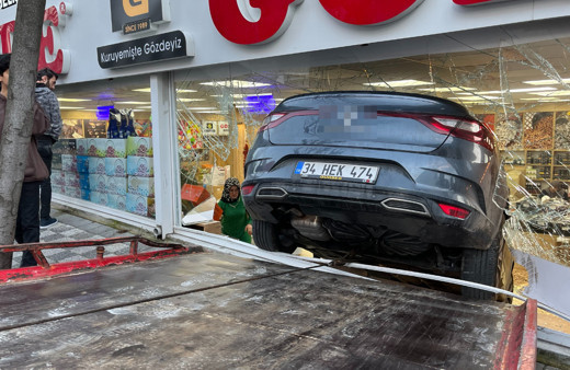 Beylikdüzü’nde direksiyon hakimiyetini kaybeden sürücü dükkana daldı