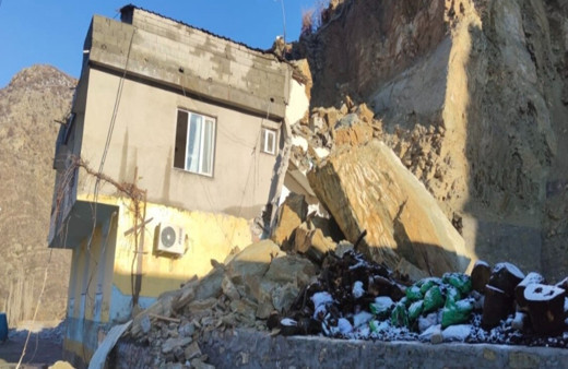 Uludere'de yamaçtan kopan kaya parçaları evin üstüne düştü