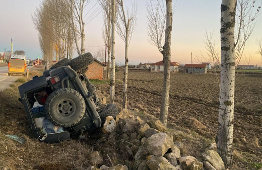 Refüje devrilen arazi aracında 4 kişi yaralandı