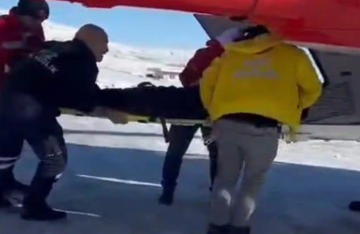 Van’da şiddetli karın ağrısı olan hasta için helikopter havalandı
