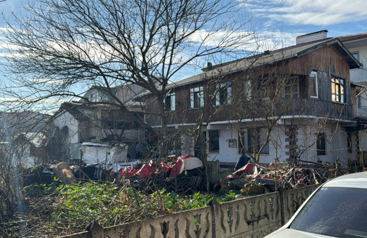 Düzce’de ahşap evin çatısında çıkan yangını itfaiye ekipleri söndürdü