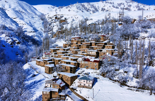 Taş evlerin kartpostallık kış manzarası büyüledi