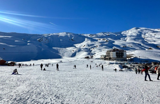 Yüksekovalı kayakseverler doyasıya eğlendi