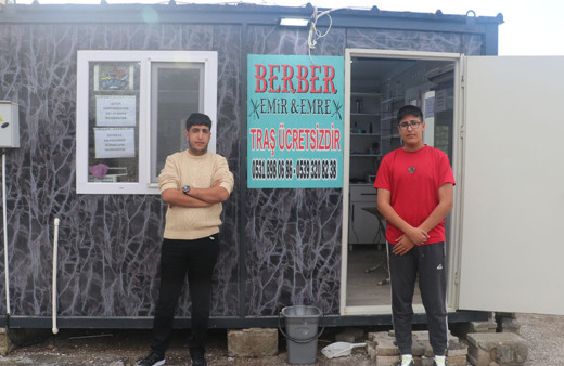 İki kardeş, depremzedeleri 7 aydır ücretsiz tıraş ediyor!