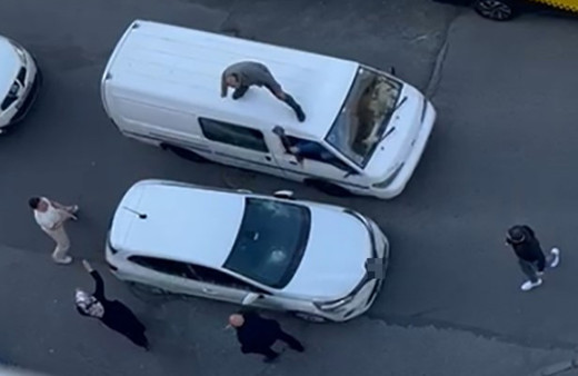 İstanbul'da trafikte tartışan sürücüler birbirlerine balyozla saldırdı