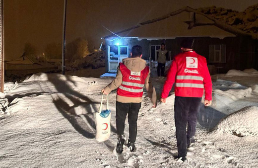 Kızılay ekipleri, Van'da ihtiyaç sahiplerine yardımlarını sürdürüyor