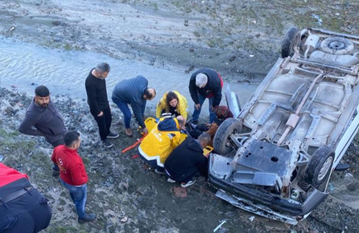 Dereye uçan otomobildeki anne ile kızı yaralandı!