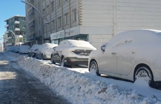 Başkale’de araçlar kara gömüldü, 27 yerleşim yerinin yolu kapandı