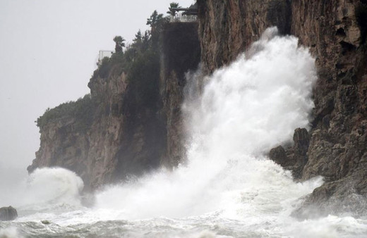 Antalya'da yağış ve fırtına hayatı olumsuz etkiledi