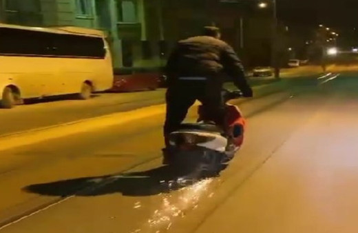 Elektrikli bisikletleriyle kıvılcımlar çıkartıp riskli hareketler yaptılar