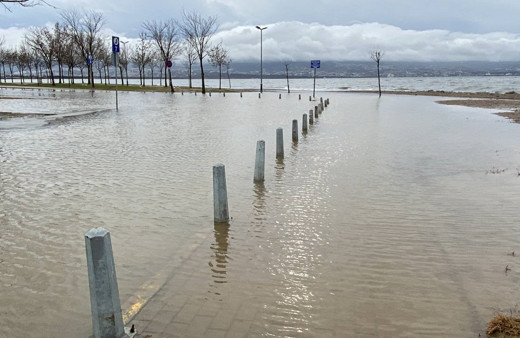 Kocaeli'de deniz taştı, sahil bandı suyla doldu