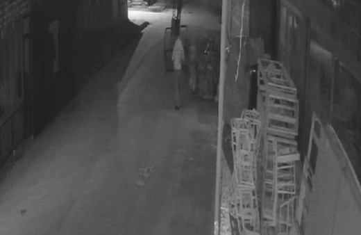 Bursa'da dükkan önünden koltuk çalan hırsızlar kamerada