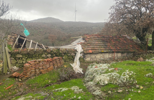 Ayvacık'ta şiddetli fırtına etkili oldu, hayvan damı ile ağıl çatısı uçtu