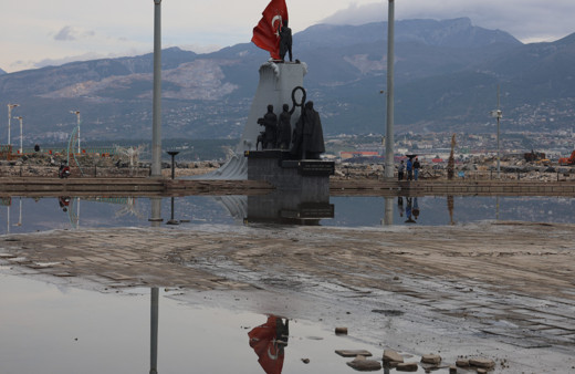 İskenderun'da suların çekilmeye başlamasıyla vatandaşlar hafta sonunun keyfini çıkarıyor