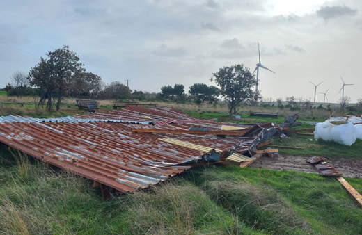 Ezine’de fırtına nedeniyle bir ağılın çatısı uçtu