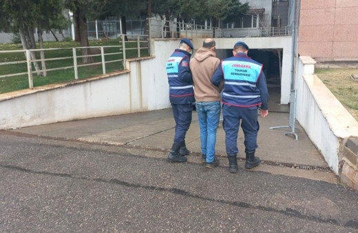 Görevli gibi yelek giydi, trafo hırsızlığı yaptı!