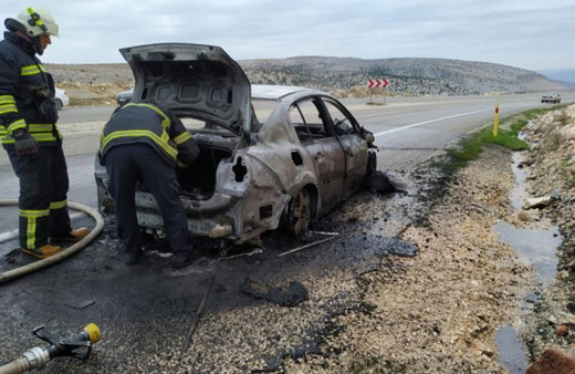 Seyir halindeki otomobil yandı, 5 kişi son anda kurtuldu!