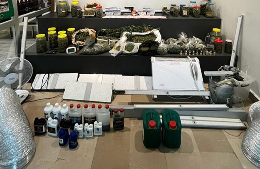 Evlerini uyuşturucu imalathanesine çevirmişler!