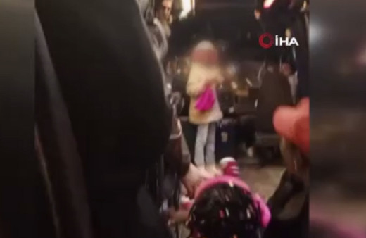 Esenyurt'ta minibüste şoke eden görüntü: Anne ve çocuğu yerde yuvarlandı