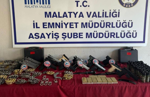 Takı dükkanında ruhsatsız 20 silah ele geçirildi!