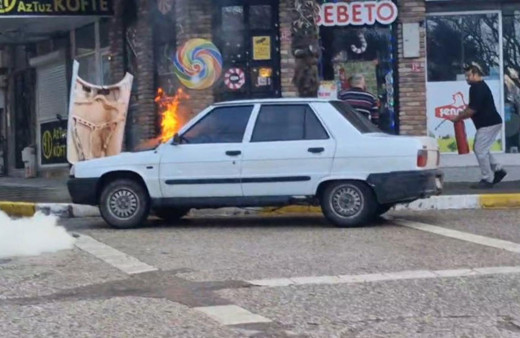 Alev alan otomobili esnaf söndürdü!