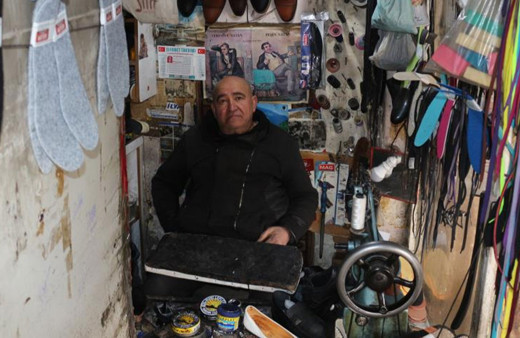 3 metrekare dükkanda kazandığı parayla dört çocuk okuttu!