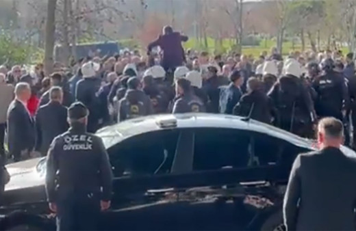 Taksiciler zammı beğenmedi, UKOME binasına taş ve sopalarla saldırdı! İşte o anlar...