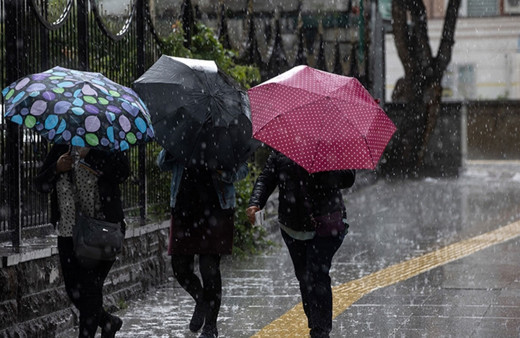 Ege ve Akdeniz için kuvvetli yağış ve fırtına uyarısı!