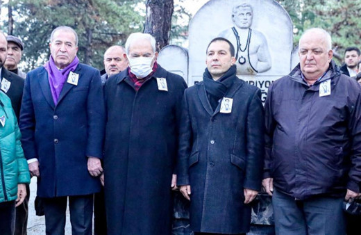 Türk güreşinin efsane ismi Yaşar Doğu, kabri başında anıldı