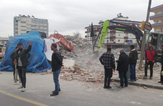 Mersin'de kontrollü yıkım yapılan 5 katlı bina çöktü