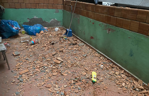 Esenyurt’ta inşaat halindeki binanın tuğlaları, vatandaşın balkonuna düştü