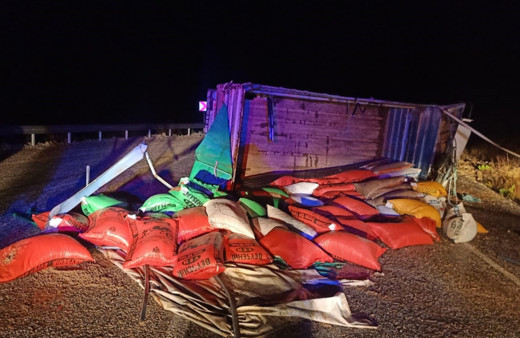 Antaya'da yem yüklü kamyon yan yattı: 1'i ağır 3 yaralı