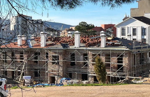 Çürüyen tarihi yapının önce çatısı yapıldı