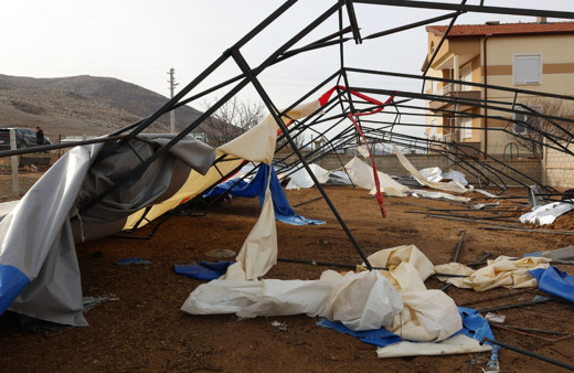 Karaman’da şiddetli rüzgar hayvan çadırlarını yıktı